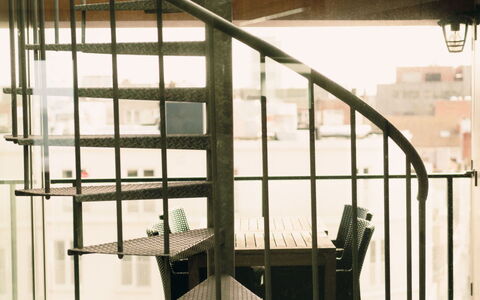 Rooftop Breeze with Parking: Bord, Plante, Vindue, Bygning, Træ, Land Lot, Naturlige Landskab, Græs, Udendørs Bord, Stol