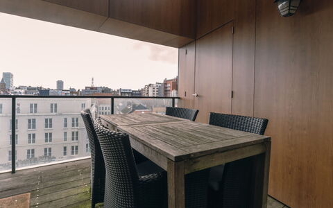 Rooftop Breeze with Parking: Bord, Plante, Vindue, Bygning, Træ, Land Lot, Naturlige Landskab, Græs, Udendørs Bord, Stol