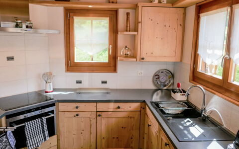 Nendaz 635: Værelse, Countertop, Cabinetry, Møbel, Ejendom, Håndvask, Køkken, Bygning, Indretning, Hus