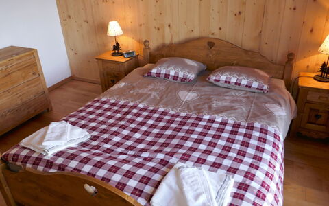 Nendaz 635: Soveværelse, Seng, Møbel, Værelse, Bed Frame, Sengetøj, Ejendom, Sengetøj, Træ, Væg