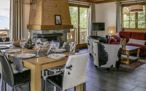 Nendaz 635: Møbel, Bord, Vindue, Stol, Træ, Billedramme, Textile, Indretning, Stue, Etage