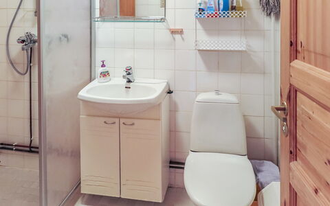 Ylläsmukka a 3: Badeværelse, Sanitærarmatur, Toiletbræt, Toilet, Badeværelsesvask, Håndvask, Gulvbelægning, Indretning, Etage, Tap