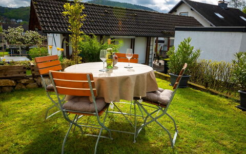Haus am Berg der Osterräder: Plante, Sky, Bord, Ejendom, Møbel, Bygning, Himmel, Stol, Udendørs Bord, Hus