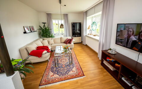 Haus am Berg der Osterräder: Møbel, Billedramme, Couch, Træ, Stue, Indretning, Plante, Komfort, Gulvbelægning, Etage