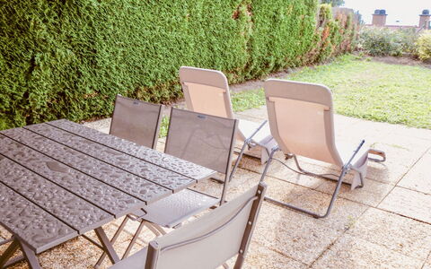 Bellevue: Møbel, Stol, Ejendom, Udendørs Møbler, Bord, Gårdhave, Ejendom, Foldestol, Plante, Backyard