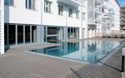 Ostseebad Binz 669: Vand, Bygning, Ejendom, Vindue, Svømmepøl, Azure, Himmel, Gulvbelægning, Etage, Ejerlejlighed