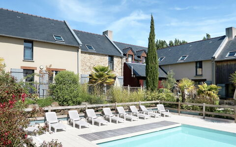 Cancale 648: Ejendom, Boligområde, Hus, Hjem, Svømmepøl, Bygning, Ejendom, Backyard, Tag, Sommerhus