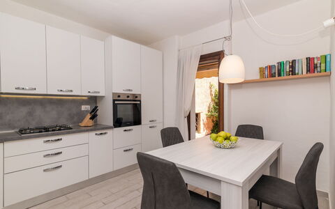 Trudi: Møbel, Ejendom, Cabinetry, Bord, Countertop, Træ, Stol, Indretning, Etage
