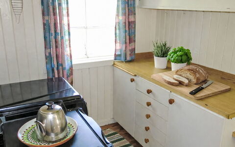 Førevanns Hytta: Træ, Indretning, Gulvbelægning, Møbel, Cabinetry, Køkken, Køkken Apparat, Værelse, Countertop