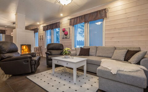 Pertunmaa 603: Møbel, Træ, Indretning, Gulvbelægning, Couch, Stue, Etage, Loft, Hjem, Trægulve