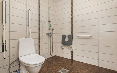 Pertunmaa 603: Toiletbræt, Gulvbelægning, Toilet, Sanitærarmatur, Etage, Badeværelse, Vvs, Indretning, Flise, Værelse