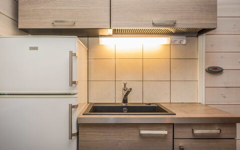 Pertunmaa 603: Køkken Apparat, Køkken, Countertop, Cabinetry, Større Bandage, Møbel, Træ, Indretning, Gulvbelægning, Husholdningsapparat