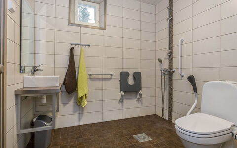 Pertunmaa 603: Toiletbræt, Toilet, Sanitærarmatur, Badeværelse, Gulvbelægning, Etage, Vvs, Håndvask, Indretning, Flise