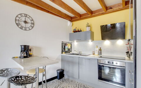 Emeuraude: Ejendom, Cabinetry, Countertop, Indretning, Belysning, Bord, Gulvbelægning, Arkitektur, Træ, Etage