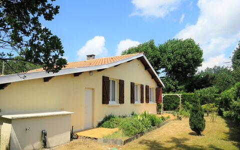 Les Hirondelles: Himmel, Plante, Sky, Bygning, Vindue, Plantesamfund, Træ, Land Lot, Hus, Sommerhus