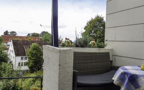 Schwalenberg 100: Himmel, Sky, Daytime, Bygning, Plante, Vindue, Træ, Hus, Udendørs Møbler, Skygge