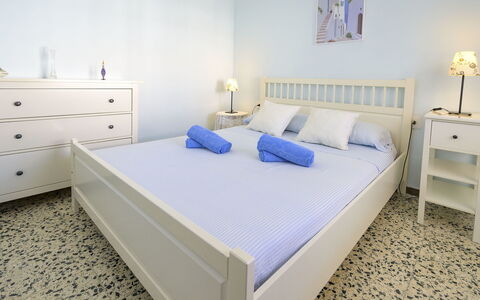 Costa Playa: Soveværelse, Seng, Møbel, Værelse, Sengetøj, Ejendom, Madras, Bed Frame, Sengetøj, Væg