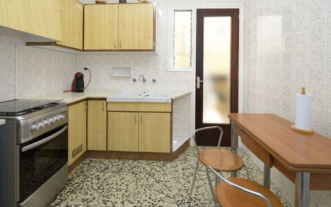 Costa Playa: Værelse, Møbel, Ejendom, Countertop, Cabinetry, Køkken, Etage, Indretning, Bygning, Hus