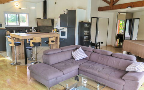 Maroye: Bord, Couch, Ejendom, Møbel, Stue, Indretning, Studio Couch, Træ, Arkitektur, Etage