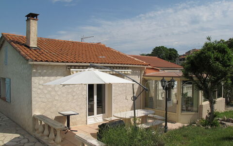 Bleue: Himmel, Sky, Bygning, Plante, Vindue, Hus, Træ, Land Lot, Kvarter, Sommerhus