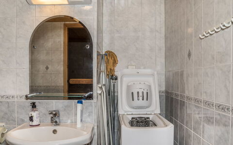 Koskelo: Sanitærarmatur, Gulvbelægning, Indretning, Håndvask, Etage, Tap, Badeværelsesvask, Værelse, Vvs, Badeværelse