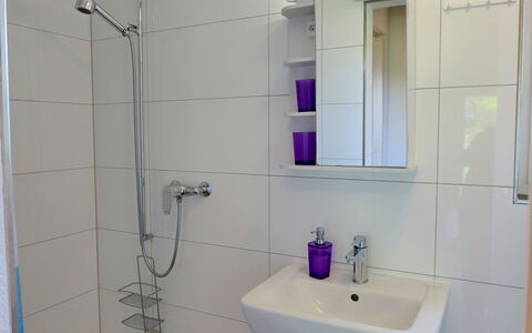 Chalet Ninette: Sanitærarmatur, Tap, Håndvask, Spejl, Ejendom, Badeværelsesvask, Brusehoved, Purple, Badeværelse, Bruser