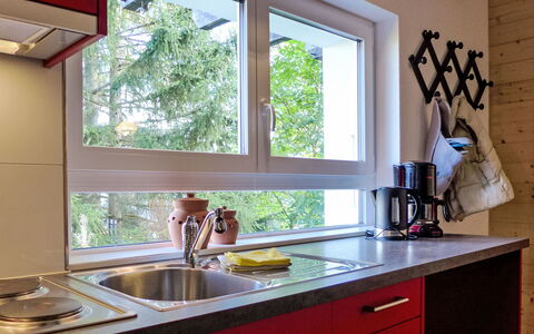 Chalet Ninette: Køkkenvask, Cabinetry, Håndvask, Tap, Ejendom, Countertop, Vindue, Hvid, Køkken, Træ