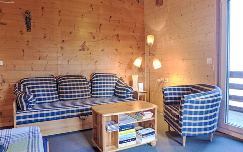 Chalet Ninette: Bord, Møbel, Ejendom, Komfort, Couch, Bygning, Træ, Belysning, Indretning, Pude