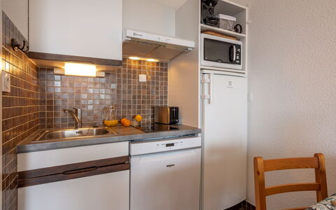 Carnac 122: Værelse, Ejendom, Møbel, Cabinetry, Køkken, Countertop, Bygning, Indretning, Hus, Komfur
