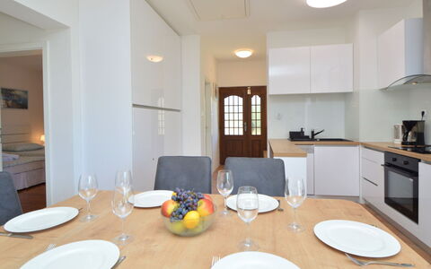 Mihotić: Bord, Møbel, Ejendom, Cabinetry, Bordservice, Bygning, Stol, Tallerkner, Træ, Belysning