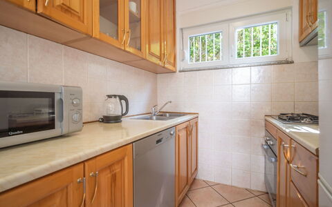 Iris: Cabinetry, Countertop, Køkkenvask, Ejendom, Køkken Apparat, Køkken, Komfur, Bygning, Håndvask, Husholdningsapparat