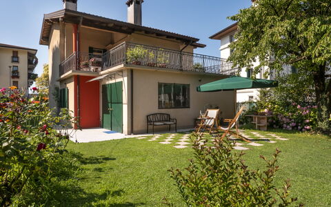 Casa con le Rose: Plante, Himmel, Bygning, Ejendom, Vindue, Hus, Land Lot, Træ, Arkitektur, Sommerhus