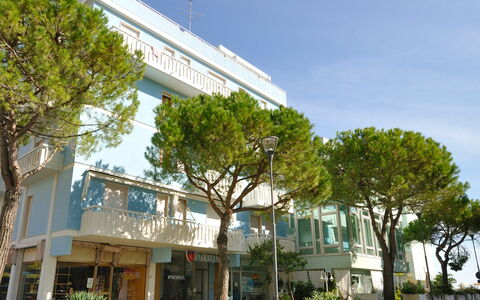 Bibione 703: Himmel, Plante, Bygning, Sky, Træ, Urban Design, Skygge, Ejerlejlighed, Boligområde, Ejendom