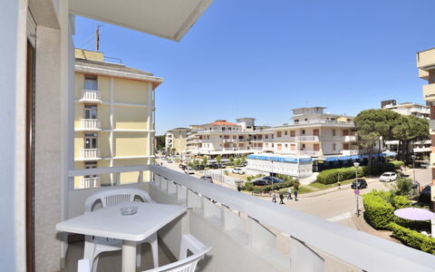 Bibione 703: Himmel, Daytime, Ejendom, Plante, Bygning, Arkitektur, Skygge, Urban Design, Ejerlejlighed, Ejendom