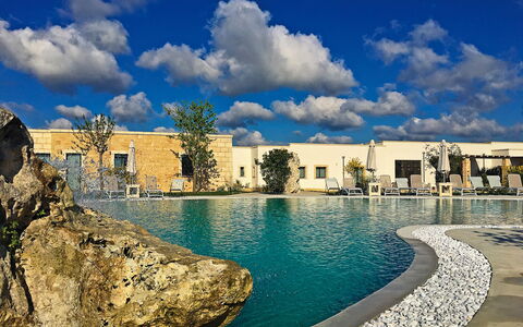 Tenuta Vigna Corallo: Himmel, Vand, Blå, Svømmepøl, Daytime, Sky, Azure, Turisme, Stad, Vandressourcer