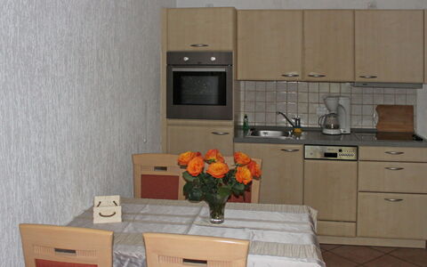 Gollwitz (Insel Poel) 110: Værelse, Ejendom, Møbel, Køkken, Cabinetry, Orange, Større Bandage, Countertop, Indretning, Bygning