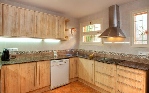 Gloria: Countertop, Cabinetry, Ejendom, Køkken, Værelse, Møbel, Bygning, Etage, Indretning, Flise