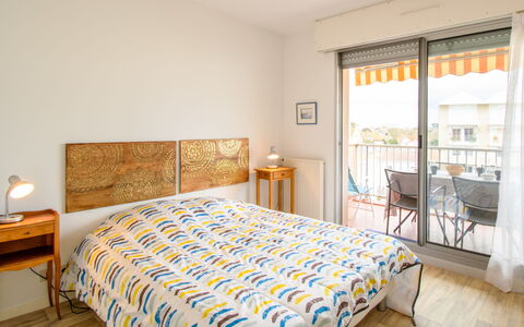 Poséidon: Møbel, Ejendom, Komfort, Vindue, Azure, Bygning, Træ, Indretning, Belysning, Bed Frame