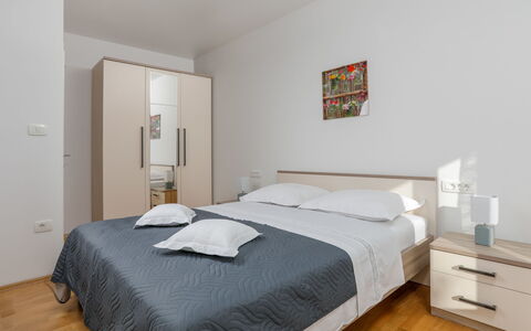 Villa Tonka: Soveværelse, Seng, Møbel, Værelse, Sengetøj, Ejendom, Madras, Bed Frame, Etage, Sengetøj