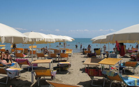 Lignano Pineta 642: Vand, Himmel, Møbel, Stol, Udendørs Møbler, Strand, Skygge, Paraply, Krop Af Vand