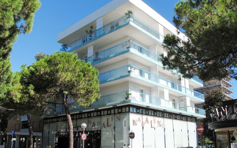 Lignano Sabbiadoro 641: Himmel, Bygning, Træ, Urban Design, Ejerlejlighed, Vindue, Bil, Højhus, Facade, Boligområde