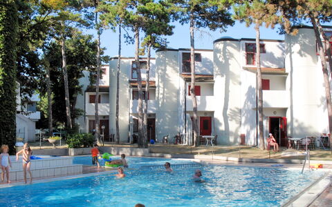 Lignano Sabbiadoro 642: Vand, Ejendom, Daytime, Vindue, Bygning, Himmel, Svømmepøl, Træ, Azure, Plante