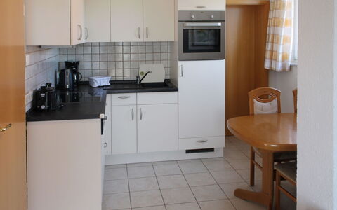 Fip-Ferienpark (Insel Poel): Værelse, Ejendom, Køkken, Møbel, Etage, Større Bandage, Cabinetry, Bygning, Countertop, Komfur