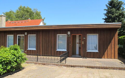 Villa Meike (Insel Poel): Himmel, Plante, Vindue, Hus, Træ, Dør, Land Lot, Træ, Sommerhus