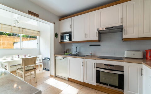 Golf: Ejendom, Cabinetry, Værelse, Køkken, Countertop, Møbel, Bygning, Hus, Indretning, Komfur