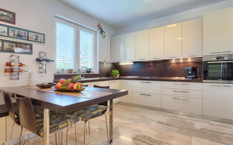 Salamander: Countertop, Møbel, Cabinetry, Ejendom, Bord, Træ, Køkken, Indretning, Vindue, Gulvbelægning