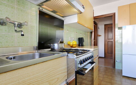 Canazei 370: Cabinetry, Køkkenvask, Countertop, Ejendom, Håndvask, Møbel, Tap, Køkken, Køkken Apparat, Træ