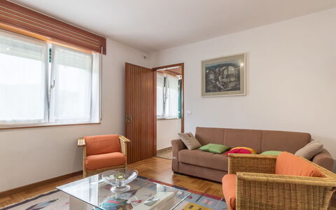 Casa Amica: Bord, Ejendom, Couch, Møbel, Bygning, Vindue, Billedramme, Indretning, Træ, Stue