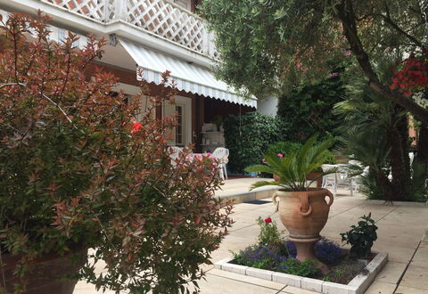 Casa Matilde: Ejendom, Hus, Ejendom, Hjem, Bygning, Botanik, Blomsterkrukke, Stueplante, Gårdsplads, Træ