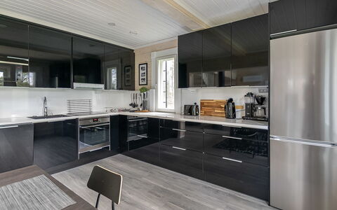 Hiili: Køkken, Countertop, Køkken Apparat, Gulvbelægning, Større Bandage, Indretning, Træ, Cabinetry, Møbel, Loft
